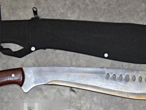 Týdenní řádění skončilo. Zatčený recidivista měl v autě mačetu, pistoli i sáčky s drogami