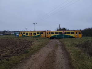 Vlak táhl auto po přejezdu 15 metrů. Nehoda se i tak obešla bez zranění