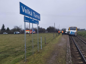 Vlak táhl auto po přejezdu 15 metrů. Nehoda se i tak obešla bez zranění