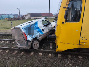 Vlak táhl auto po přejezdu 15 metrů. Nehoda se i tak obešla bez zranění