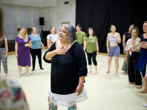 Workshopy roku 2025 vtahovaly účastníky do tvorby – od storytellingu a hlasových experimentů až po inkluzivní procházky, které propojovaly město a umění s lidmi.