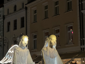 Na budějovickém náměstí opět přistál anděl, přinesl poselství o lásce a klidu