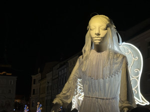 Na budějovickém náměstí opět přistál anděl, přinesl poselství o lásce a klidu