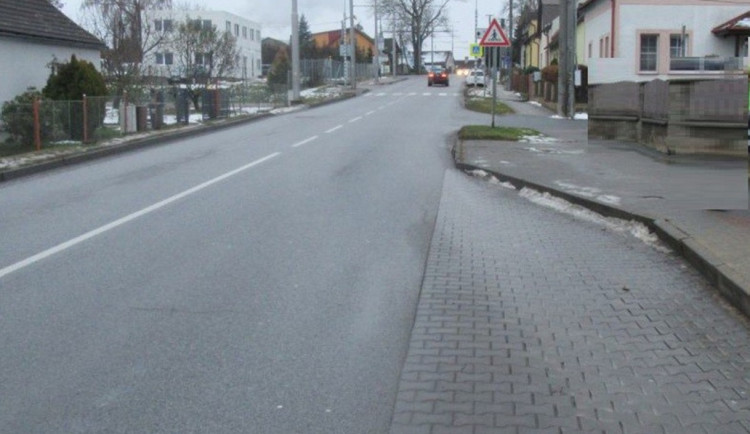 Řidič trolejbusu narazil do ženy, která čekala na zastávce. Policie hledá svědky