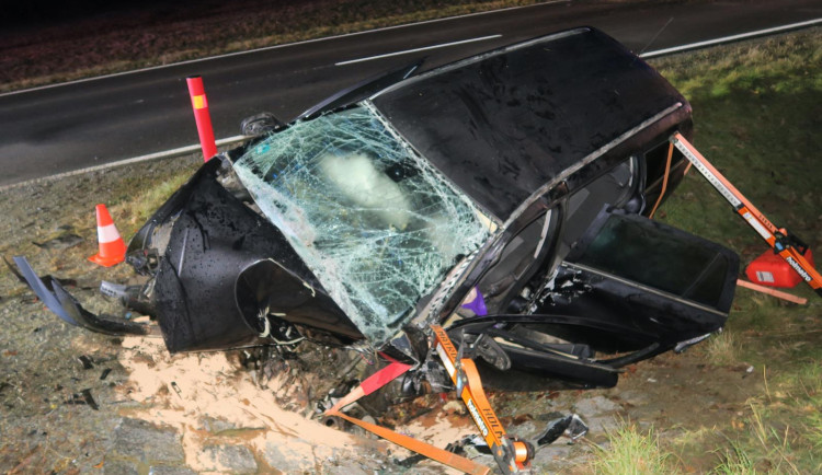 Noční jízda skončila tragicky. Řidič zemřel, spolujezdkyně bojuje o život