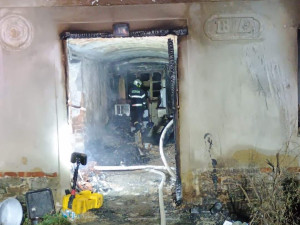 Požár domu uhasilo prasklé potrubí, druhý dům shořel z poloviny