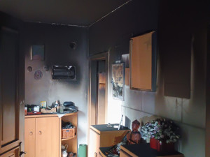 Požár domu uhasilo prasklé potrubí, druhý dům shořel z poloviny