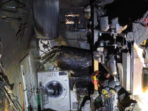 Požár domu uhasilo prasklé potrubí, druhý dům shořel z poloviny