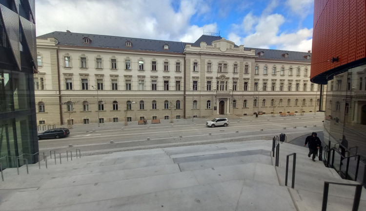 Chodník není potřeba. Jihlava zavedla před Horáckou arénou sdílenou zónu