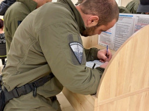 Policisté z Temelína darovali krev. Většina z nich byli prvodárci