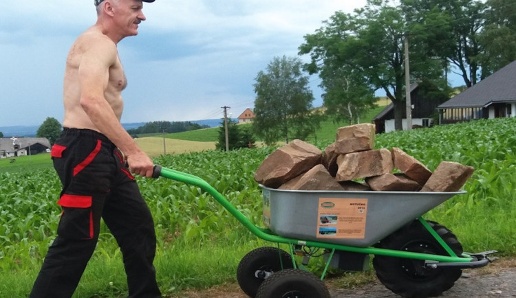 Fenomén Motúčko: Český nápad, který mění pravidla práce na zahradě i stavbě