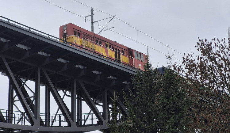 Nebezpečná zkratka je minulostí. Na nový most přes Lužnici míří první vlaky