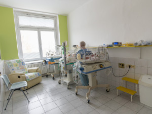 Předčasně narozeným dětem od 32. týdne těhotenství se věnuje odborný personál dětského oddělení.