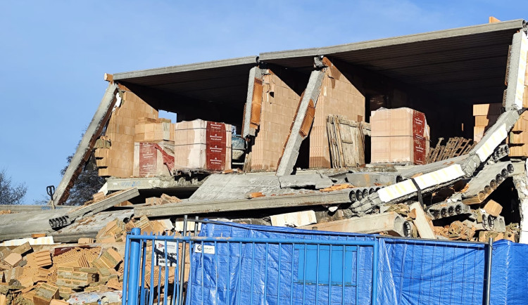 Stavba za 30 milionů skončila v troskách. V jachetním klubu u Lipna se zřítila budova