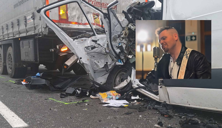 Při úterní nehodě na D2 zemřel slovenský zpěvák Adam Urban. Předskakoval Lucii Bílé