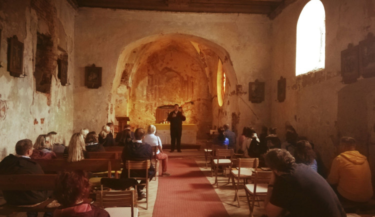 Přijďte na benefiční koncert Leony Gyöngyösi na záchranu kostela v Krabonoši