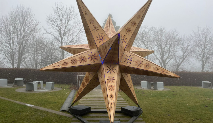 Na Kraví hoře svítí nová atrakce. Vánoční hvězda lidem vypráví kosmické příběhy