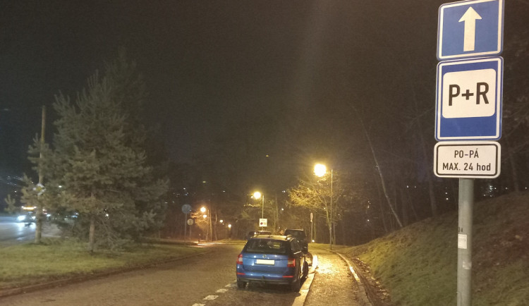 Parkování v Jihlavě XXIII: Nad zoo je parkoviště P+R. Vejde se tam ale jen pár aut