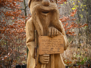 Skřítek Pimon provází děti v Píseckých horách. Na nové stezce potkají vydru i divoké prase