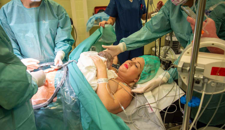 VIDEO: Od prvních vteřin stále spolu. FN Olomouc inovuje postupy po císařském řezu