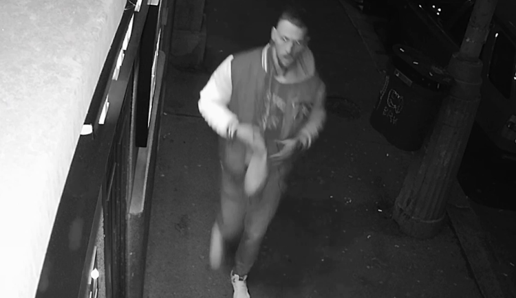 VIDEO: Horor při půjčování auta na Žižkově. Ze zadního sedadla na ženu zaútočil muž