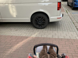 Překáží vám špatně zaparkované auto? Zavolejte policii, nadávat vám uleví, ale nepomůže