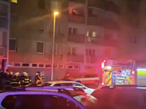 Požár v panelovém domě v Českých Budějovicích. Hasiči v bytě nalezli mrtvého muže