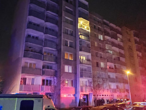 Požár v panelovém domě v Českých Budějovicích. Hasiči v bytě nalezli mrtvého muže