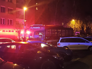 Požár v panelovém domě v Českých Budějovicích. Hasiči v bytě nalezli mrtvého muže