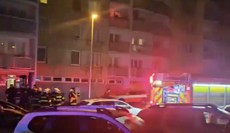 Požár v panelovém domě v Českých Budějovicích. Hasiči v bytě nalezli mrtvého muže