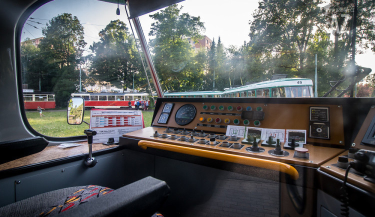 Řidič tramvaje čelil v Jablonci nadávkám i výhrůžkám. Zamkl se v kabině
