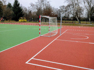 Grünwaldovka má opravené hřiště. Veřejnost ho vyzkouší na jaře