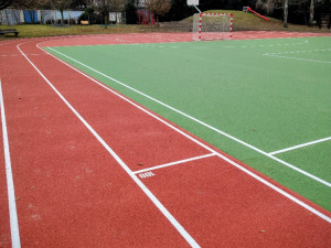 Grünwaldovka má opravené hřiště. Veřejnost ho vyzkouší na jaře