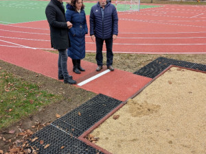 Grünwaldovka má opravené hřiště. Veřejnost ho vyzkouší na jaře