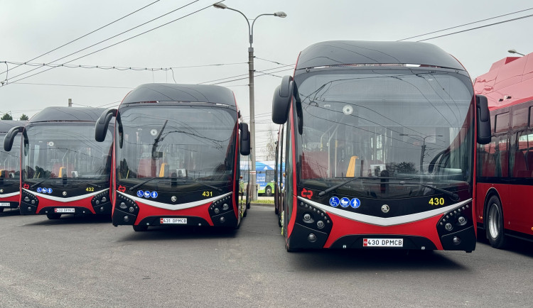 Do Budějovic dorazila flotila nových trolejbusů, připomíná Pikador i kartářku Jolandu