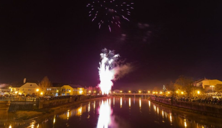 Přerov kvůli úpravě vyhlášky přemístí novoroční ohňostroj na střechu hotelu Strojař