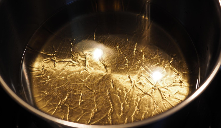 Téměř třetina lidí vylévá olej do odpadu, riskují ucpané potrubí