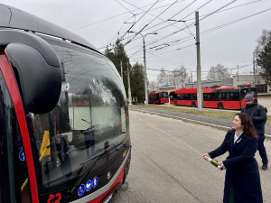 Do Budějovic dorazila flotila nových trolejbusů, připomíná Pikador i kartářku Jolandu