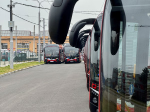 Do Budějovic dorazila flotila nových trolejbusů, připomíná Pikador i kartářku Jolandu