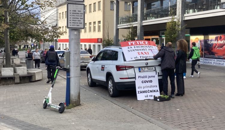 POLITICKÁ KORIDA: Mají z Fügnerky zmizet stání pro taxíky?