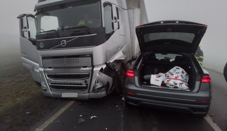 Hlavní tah z Prahy na Karlovy Vary zablokovala nehoda, silnice už je průjezdná
