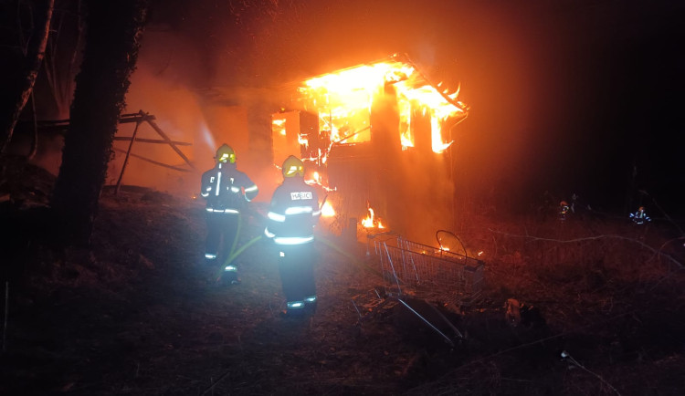 Na Táborsku shořela chata, záchranáři měli v péči dvě osoby