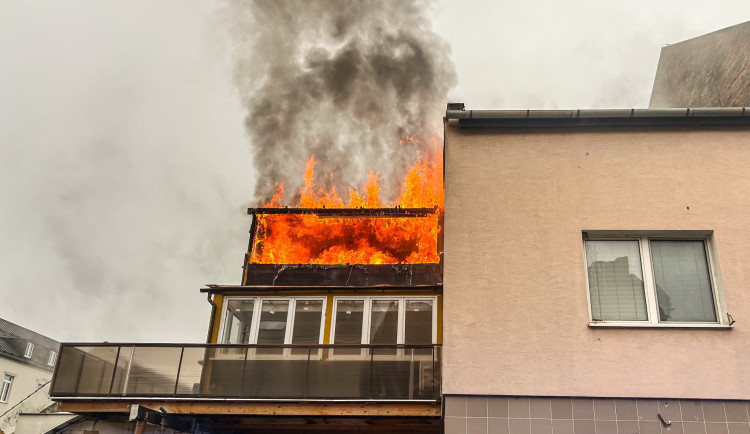 V Prostějově hořel dům, jedna osoba se zranila. Hasiči zachránili také psa