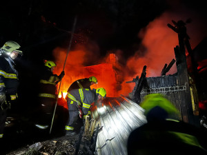 Na Táborsku shořela chata, záchranáři měli v péči dvě osoby