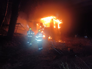 Na Táborsku shořela chata, záchranáři měli v péči dvě osoby