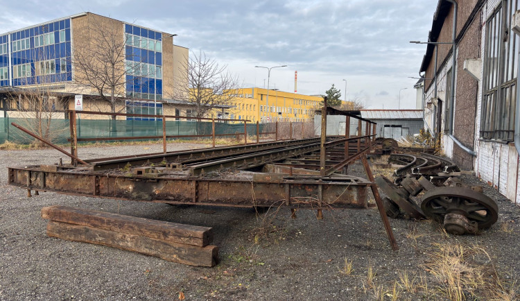 FOTO: Přesun kulturní památky v srdci Ostravy. Železniční točnice už je ve skladu