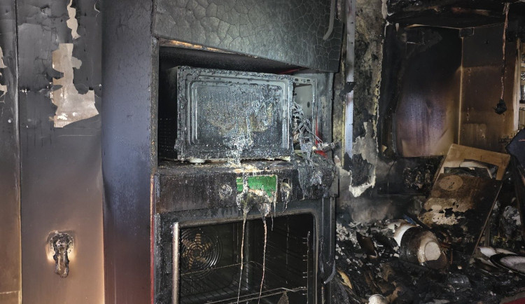 V Chrastavě hořela střecha rodinného domu, obyvatelé stihli utéct