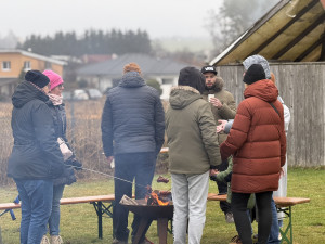 Vánoce v útulku Animal Rescue. Venčení pejsků, opékání buřtů a hromada lásky