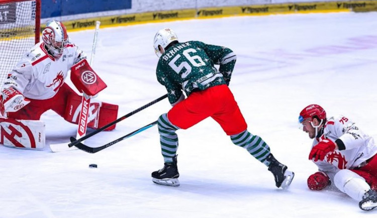 Tříbodová předvánoční nadílka před vyprodanou arénou