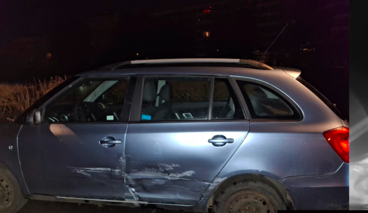 Po hádce se ve tři ráno vydal za přítelkyní. Naboural dvě auta, nadýchal 1,6 promile